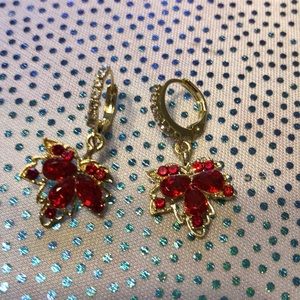 1 pair of red maple leaf rhinestone pendant earrings